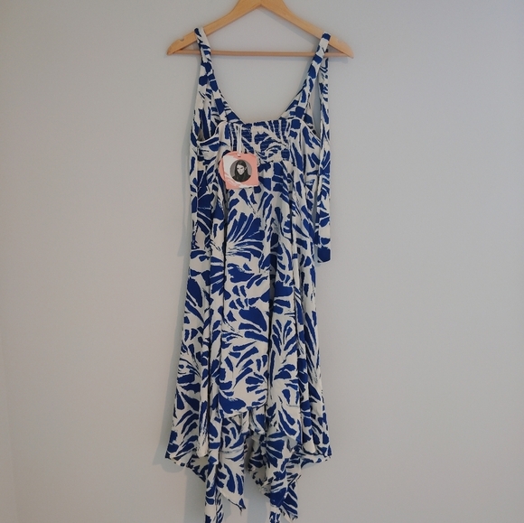 Alexis Vlogger FAV ASYMMETRICAL DRESS - Picture 7 of 7